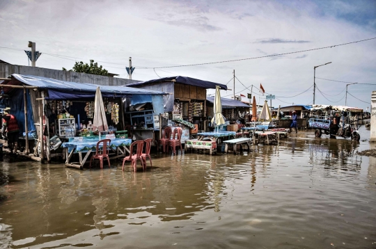 Potret Banjir Rob Rendam Pelabuhan Kali Adem