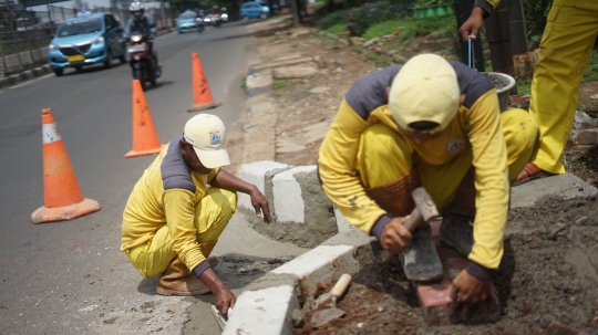 Hadapi Musim Hujan, Drainase Jalan TB Simatupang Diperlebar