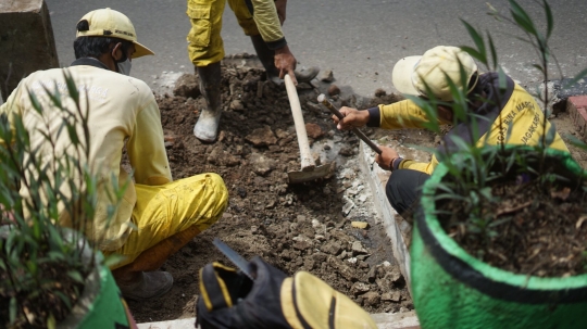 Hadapi Musim Hujan, Drainase Jalan TB Simatupang Diperlebar