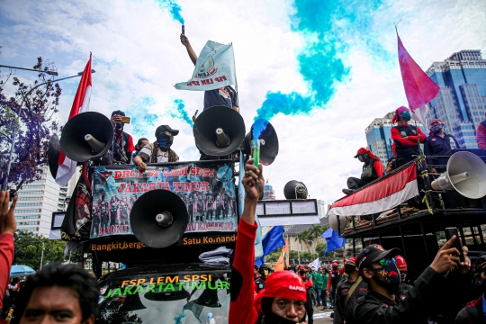 Flare Asap Dibakar Massa Aksi Buruh Saat Berunjuk Rasa