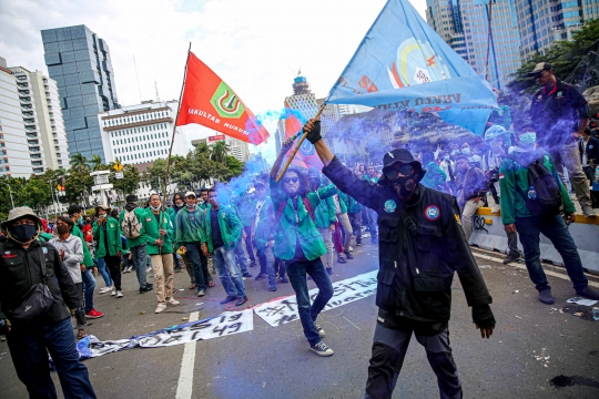 Flare Asap Dibakar Massa Aksi Buruh Saat Berunjuk Rasa