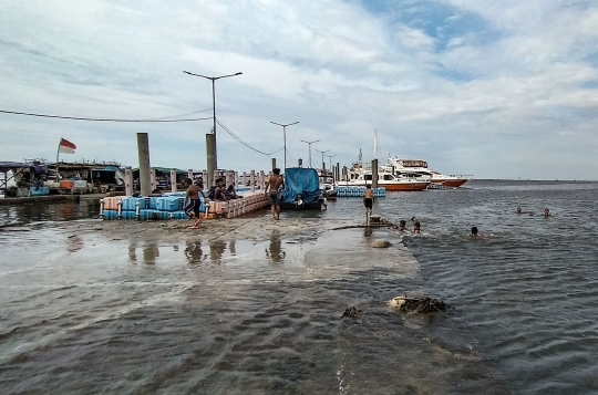 Keceriaan Anak Pesisir Berenang saat Banjir Rob di Pelabuhan Kali Adem