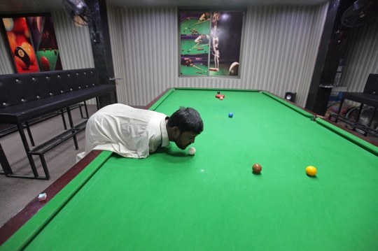 Pria Tanpa Tangan di Pakistan Ini Jago Main Snooker dengan Dagu