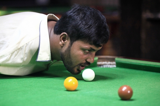 Pria Tanpa Tangan di Pakistan Ini Jago Main Snooker dengan Dagu