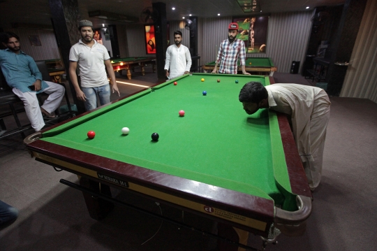 Pria Tanpa Tangan di Pakistan Ini Jago Main Snooker dengan Dagu
