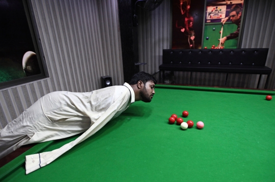 Pria Tanpa Tangan di Pakistan Ini Jago Main Snooker dengan Dagu
