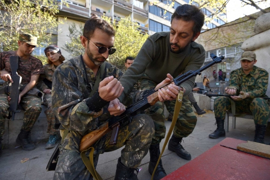 Intip Relawan Tempur Wanita Armenia Latihan untuk Perangi Azerbaijan