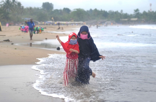 Potret Wisatawan di Anyer Terapkan Protokol Kesehatan