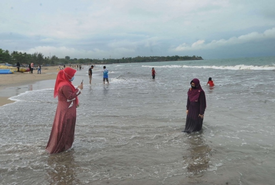 Potret Wisatawan di Anyer Terapkan Protokol Kesehatan