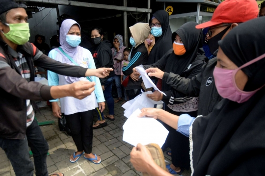 Warga Pondok Benda Terima Bansos dari Mensos dan Presiden