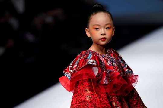 Aksi Model Cilik di Catwalk China Fashion Week