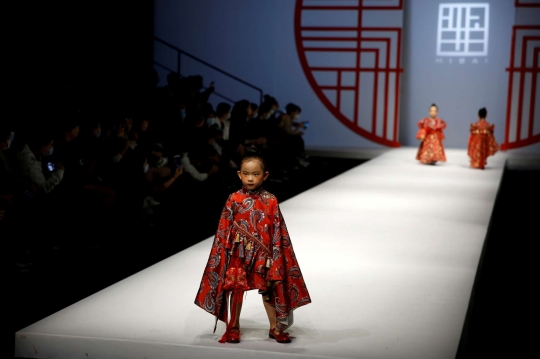 Aksi Model Cilik di Catwalk China Fashion Week