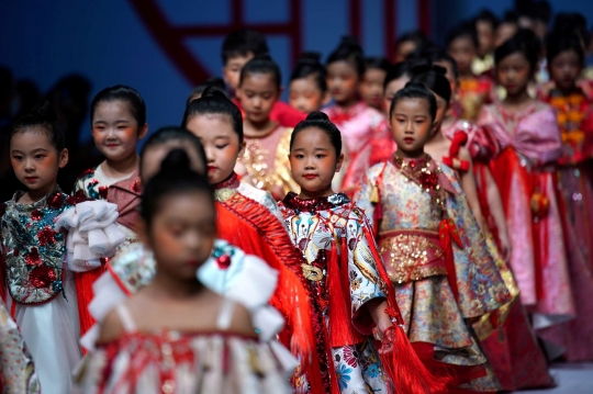 Aksi Model Cilik di Catwalk China Fashion Week