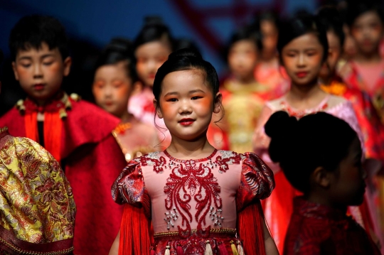 Aksi Model Cilik di Catwalk China Fashion Week