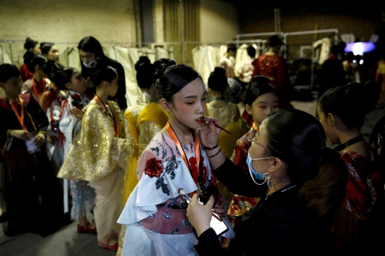 Aksi Model Cilik di Catwalk China Fashion Week