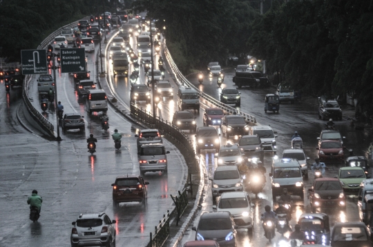 Waspada Hujan Angin di Jakarta Dampak Siklon Molave