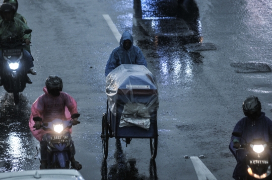 Waspada Hujan Angin di Jakarta Dampak Siklon Molave