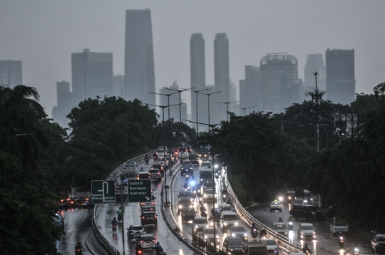 Waspada Hujan Angin di Jakarta Dampak Siklon Molave