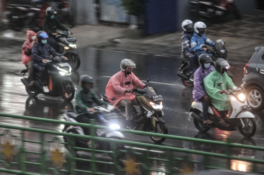 Waspada Hujan Angin di Jakarta Dampak Siklon Molave