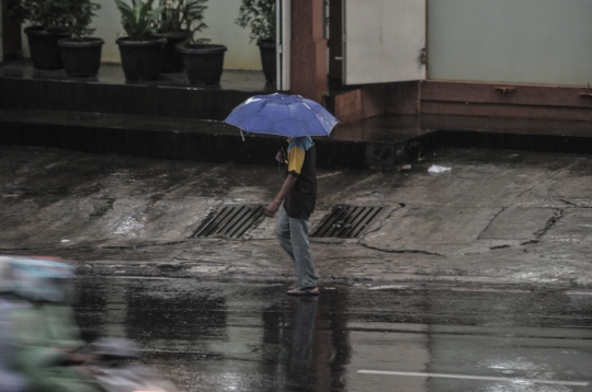 Waspada Hujan Angin di Jakarta Dampak Siklon Molave