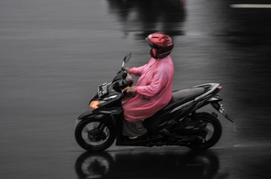 Waspada Hujan Angin di Jakarta Dampak Siklon Molave