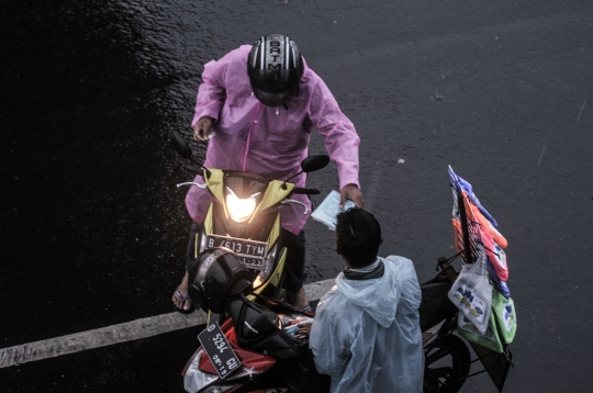 Waspada Hujan Angin di Jakarta Dampak Siklon Molave