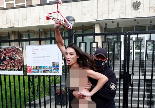 Dukung Demonstran Polandia, Aktivis Femen Diamankan Usai Umbar Aurat