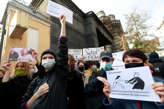 Dukung Demonstran Polandia, Aktivis Femen Diamankan Usai Umbar Aurat