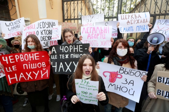 Dukung Demonstran Polandia, Aktivis Femen Diamankan Usai Umbar Aurat