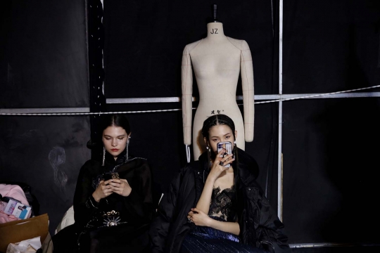 Mengintip Kesibukan di Balik Panggung China Fashion Week