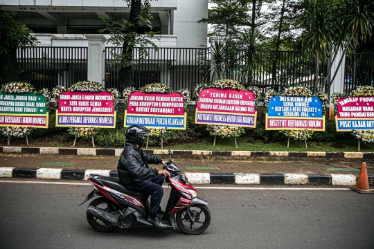 Karangan Bunga Penuhi Kejaksaan Agung