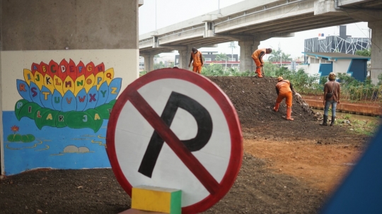 Petugas PPSU Bangun Taman di Kolong Tol Becakayu