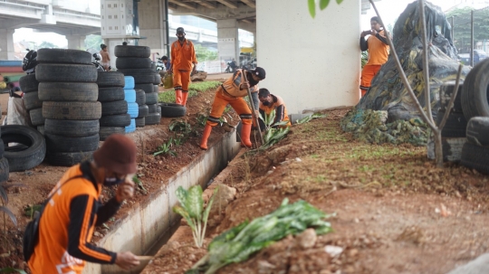 Petugas PPSU Bangun Taman di Kolong Tol Becakayu