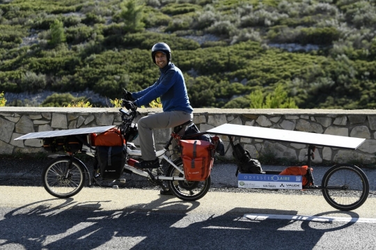 Aksi Pria Keliling Prancis dengan Sepeda Tenaga Surya