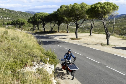 Aksi Pria Keliling Prancis dengan Sepeda Tenaga Surya