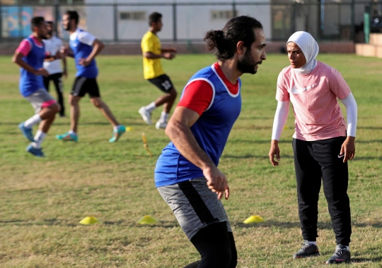 Sosok Faiza Haider, Wanita Pertama Jadi Pelatih Tim Sepak Bola Pria di Mesir