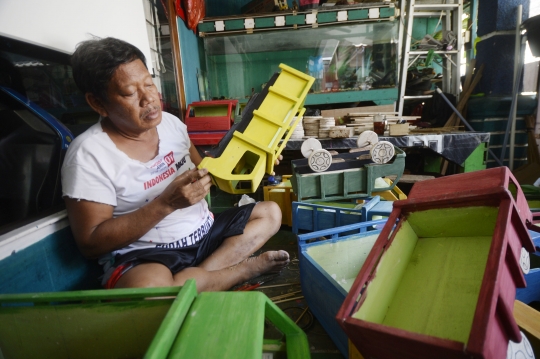 Melihat Pembuatan Mobil Mainan dari Limbah Kayu