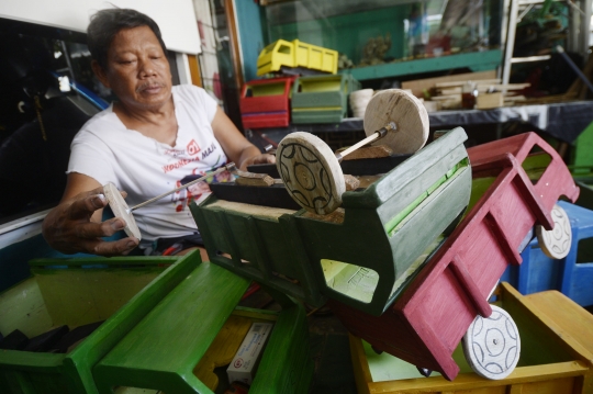 Melihat Pembuatan Mobil Mainan dari Limbah Kayu