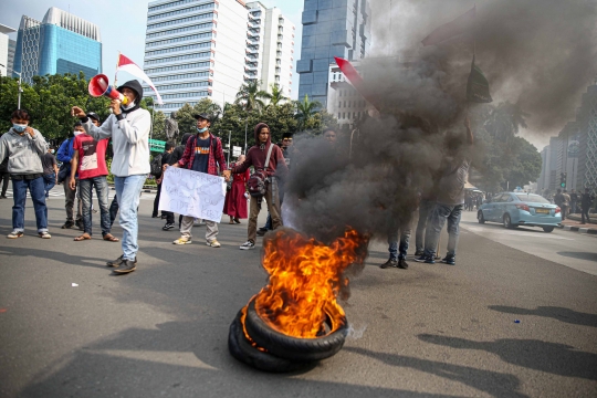 Aksi Massa HMI Desak Jokowi Cabut Omnibus Law