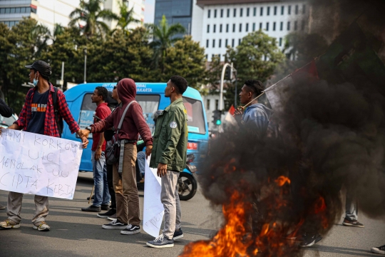 Aksi Massa HMI Desak Jokowi Cabut Omnibus Law