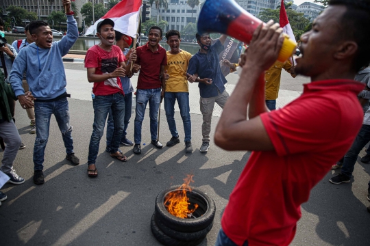 Aksi Massa HMI Desak Jokowi Cabut Omnibus Law