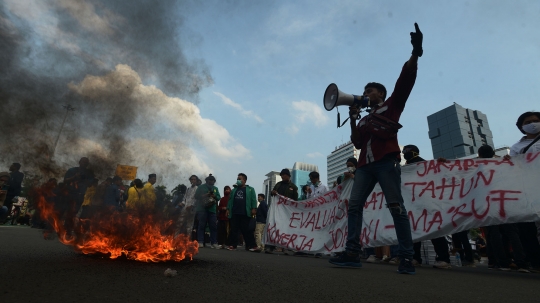 Aksi Bakar Ban Warnai Demo Tolak Omnibus Law di Patung Kuda