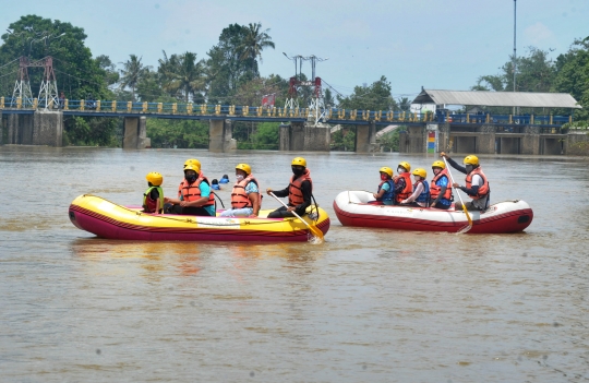 Keceriaan Anak-Anak Bermain Rafting di Bendungan Katulampa