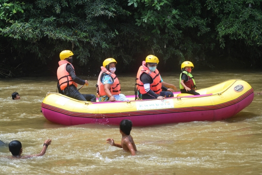 Keceriaan Anak-Anak Bermain Rafting di Bendungan Katulampa