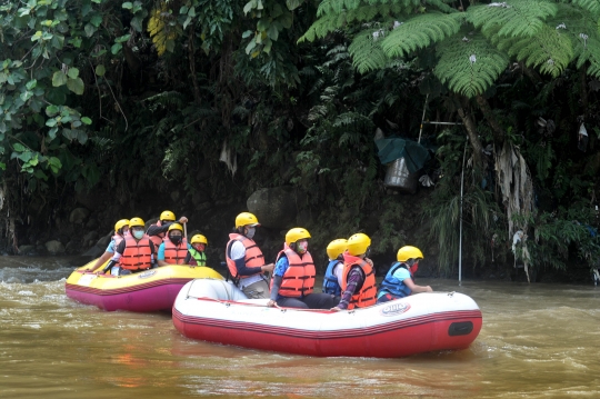 Keceriaan Anak-Anak Bermain Rafting di Bendungan Katulampa