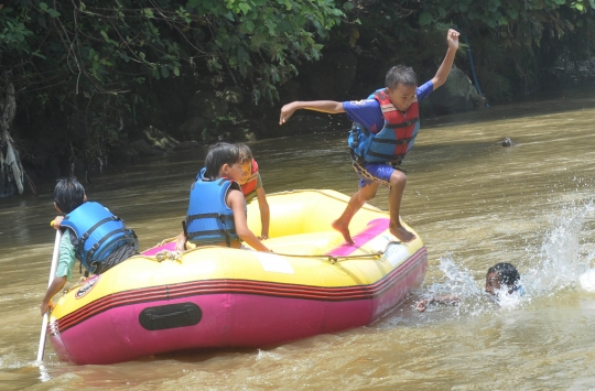 Keceriaan Anak-Anak Bermain Rafting di Bendungan Katulampa