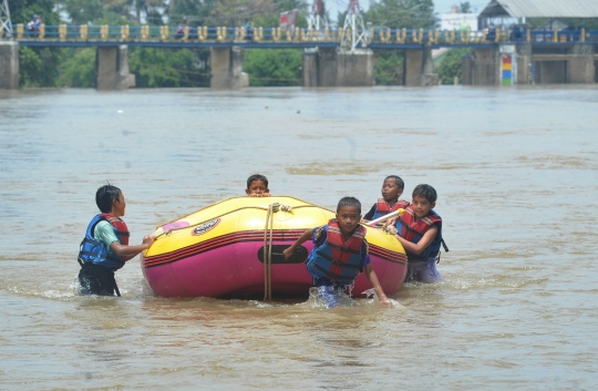Keceriaan Anak-Anak Bermain Rafting di Bendungan Katulampa