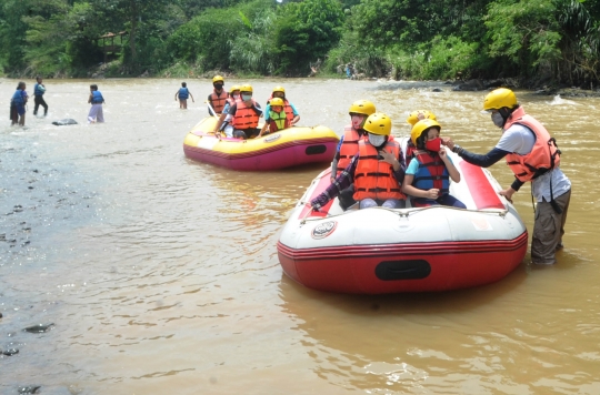 Keceriaan Anak-Anak Bermain Rafting di Bendungan Katulampa