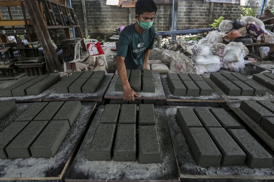 Melihat Pembuatan Paving Block Berbahan Sampah Plastik