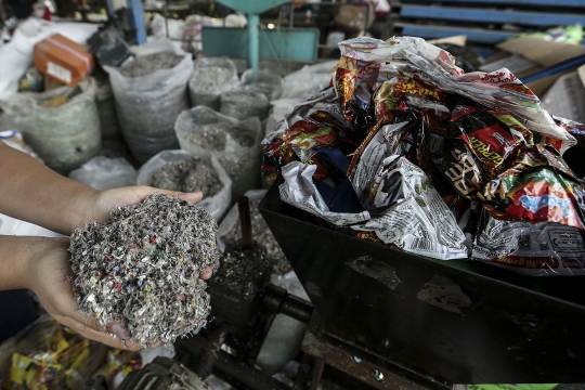 Melihat Pembuatan Paving Block Berbahan Sampah Plastik